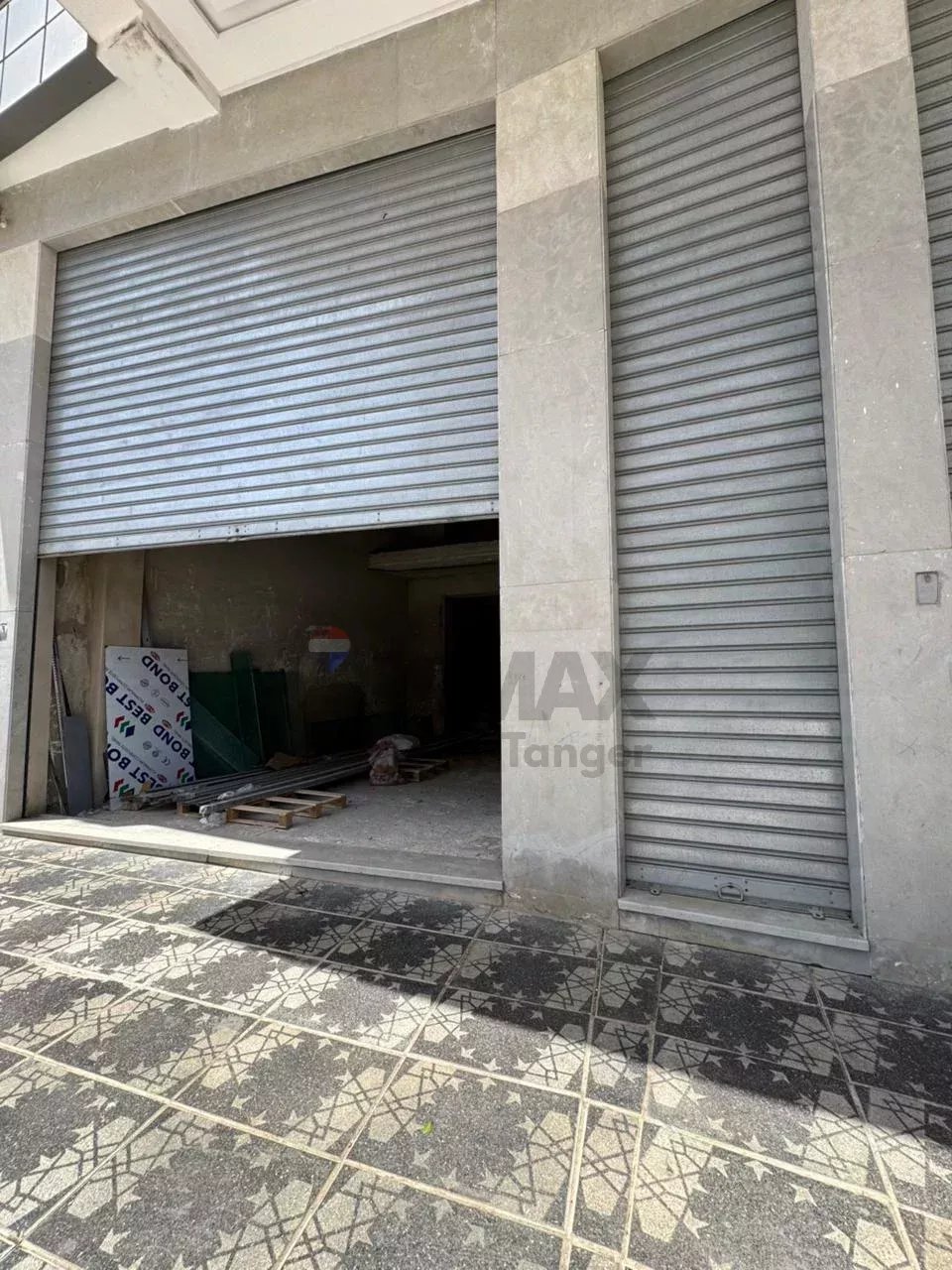 Local Commercial avec Mezzanine à Branes 2